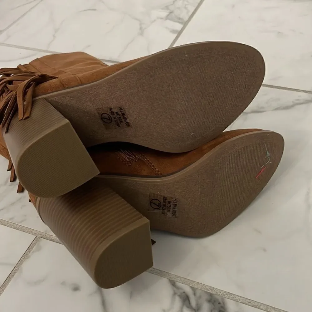 NEW! Brown fringe booties. Sz 7 - Picture 6 of 7